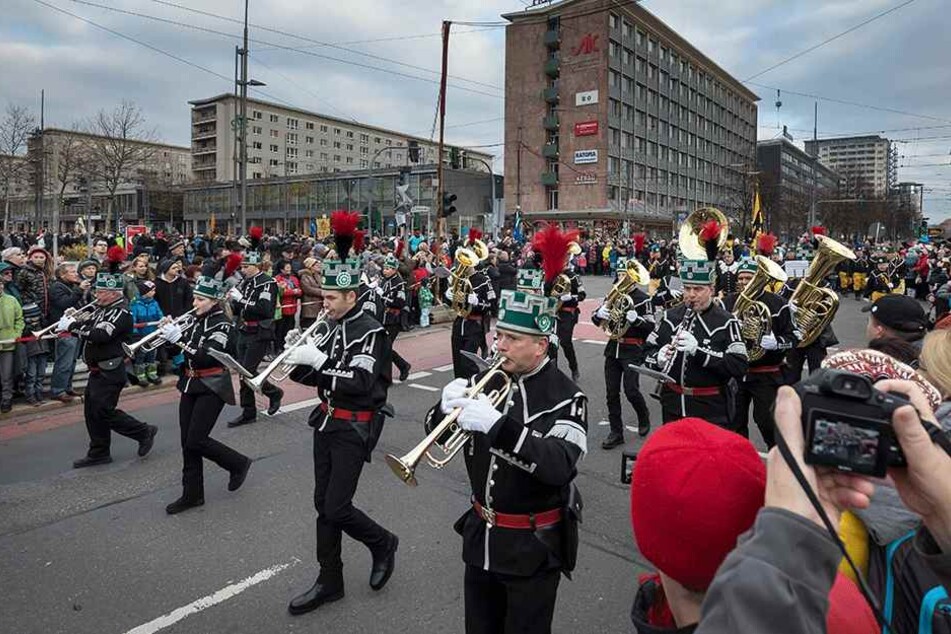 Tausende Schaulustige säumten bei der Großen Bergparade die Straße der Nationen.
