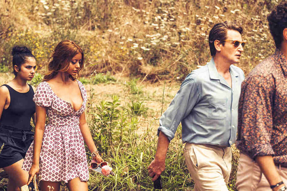Naima (l., Mina Farid) Sofia (Zweite von links, Zahia Dehar) und Philippe (Benoit Magimel) folgen Andres (r., Nuno Lopes).