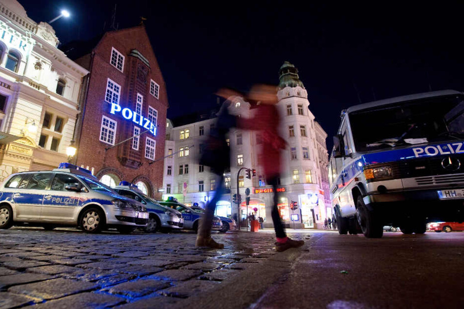 Die Geldübergabe fand direkt vor der Davidwache auf St. Pauli statt. (Archivfoto)