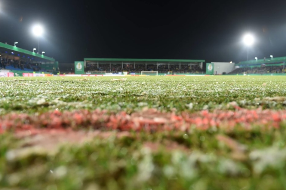 Wegen des schlechten Rasens musste die Partie zwischen den Sportfreunden Lotte und dem BVB abgesagt werden.