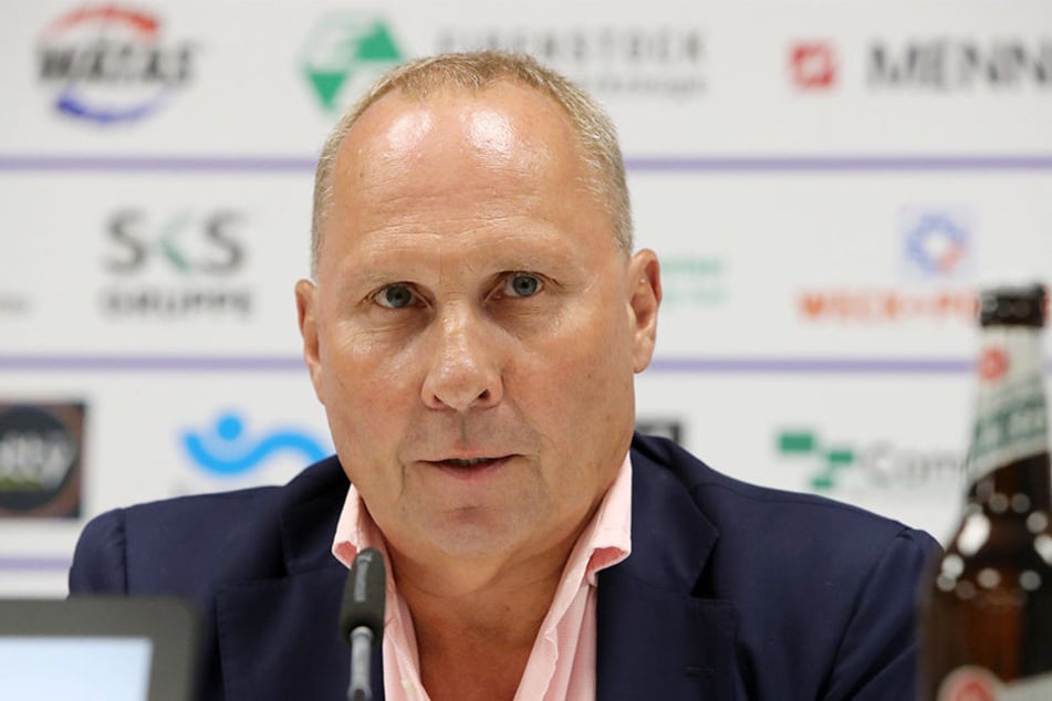 FCE-Präsident Helge Leonhardt bei der Präsentation von Neu-Trainer Daniel Meyer. Wenig später passierte ihm der Fauxpas mit der Spielerliste.