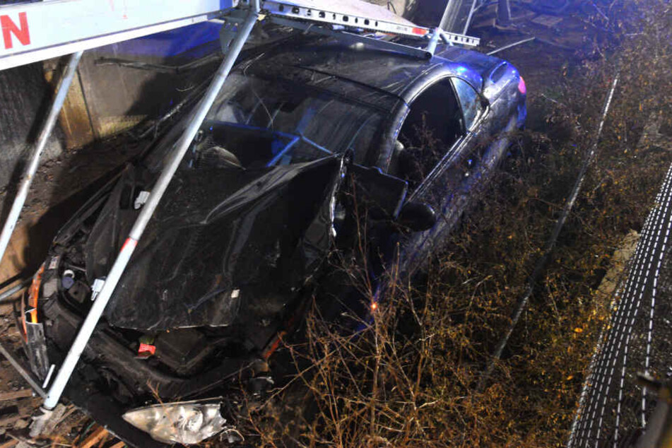 Das Auto steckt in dem Gerüst eines Neubaus.