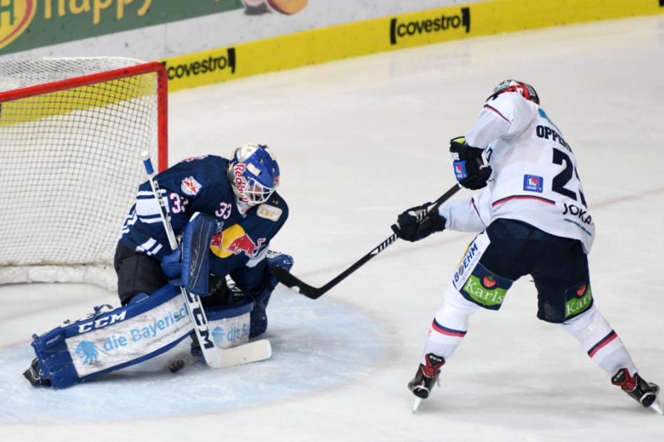 Auch wenn Thomas Oppenheimer hier Torhüter Danny überwinden kann, reichte es für die Eisbären in München zum Auftakt-Sieg.