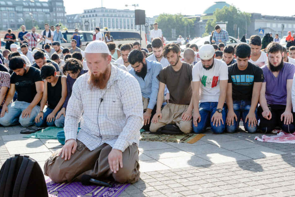 Betende Salafisten in Hamburg. (Archivbild.)