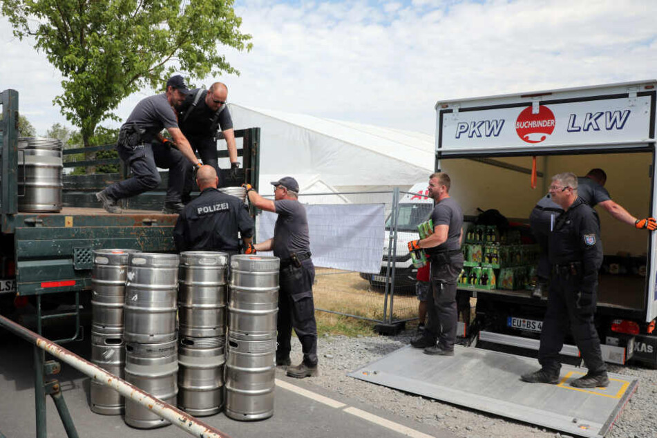 Die Polizei räumte zudem jeden gefundenen Alkohol vom Gelände.