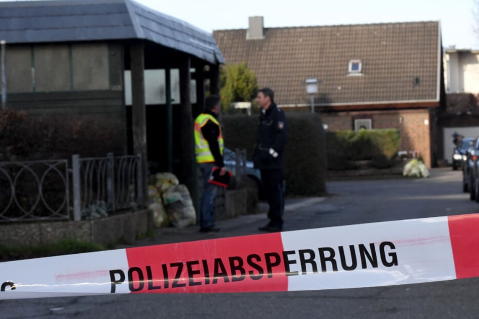 Ermittler haben den Tatort in Schönberg abgesperrt. (Archivbild)