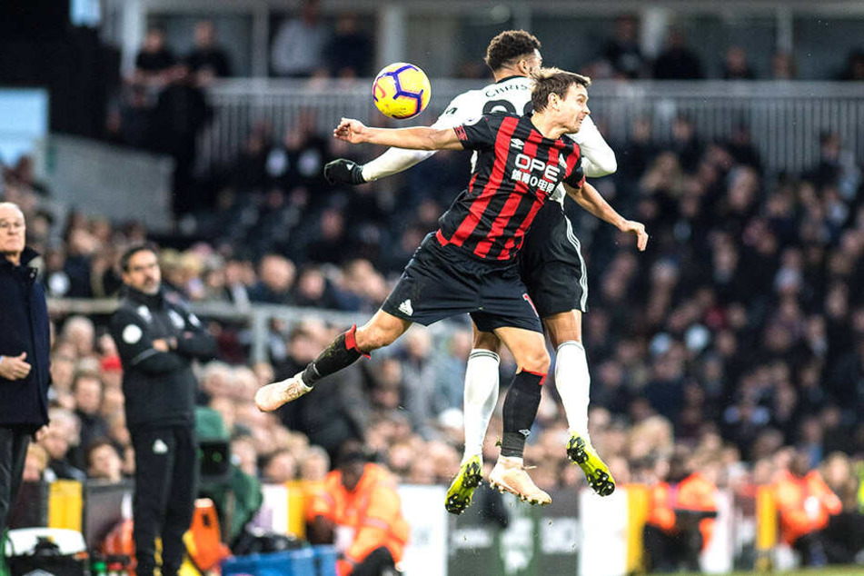 Seinen letzter Pflichtspielsieg vor Dassendorf feierte Chris Löwe (v.) mit Huddersfield am 5. November 2018 mit 1:0 gegen den FC Fulham - hier ist er im Kopfballduell mit Cyrus Christie.
