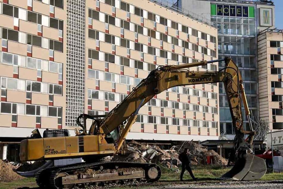Ein Bagger steht vor dem einstigen Vorzeigehotel Klink an der Müritz. Die Tage des Baus sind gezählt