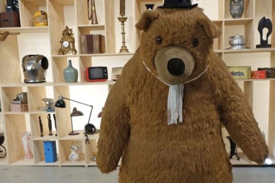 Der Riesenbär ist etwa 2 Meter hoch.