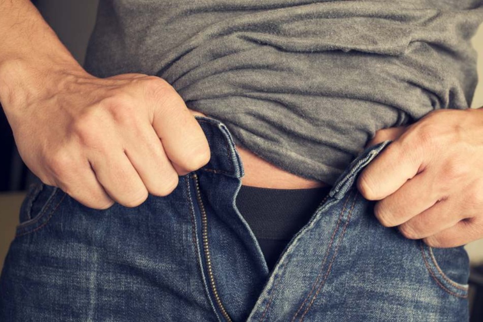 Er zog sich die Hose aus und holte sein Geschlechtsteil raus. (Symbolbild)