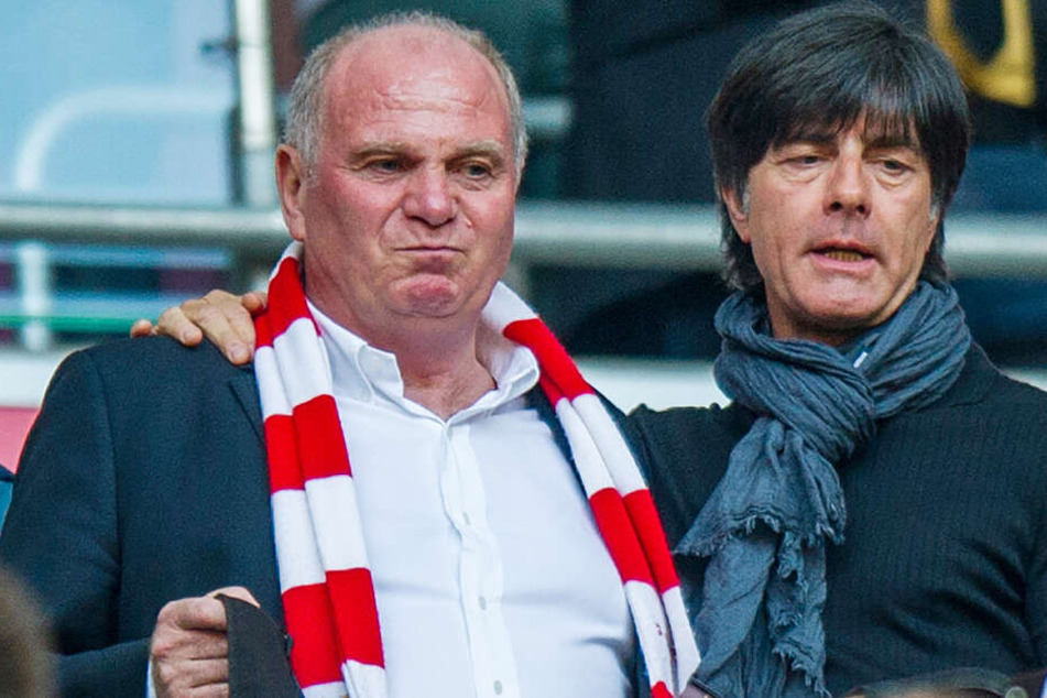 Uli Hoeneß und Bundestrainer Joachim Löw besuchen ein Fußballspiel im Stadion.