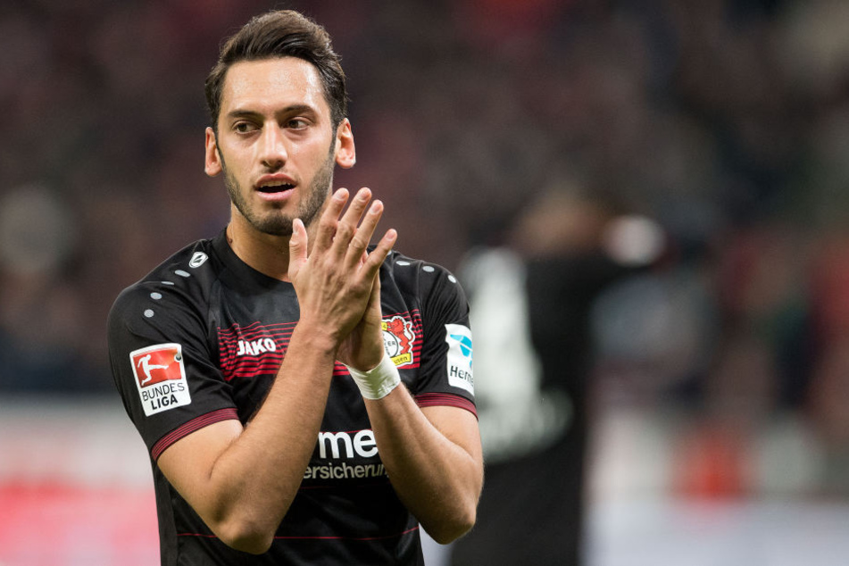 Es wäre ein Hammer, sollte RB Leipzig Hakan Calhanoglu (hier noch im Trikot von Leverkusen) in die Bundesliga zurückholen.
