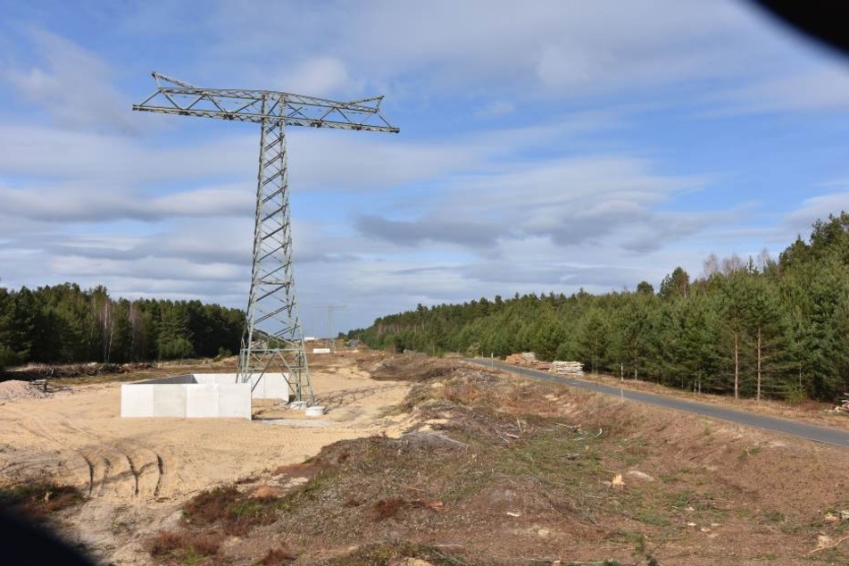 Eine 2-Meter-Mauer soll die Masten vor Panzern schützen.
