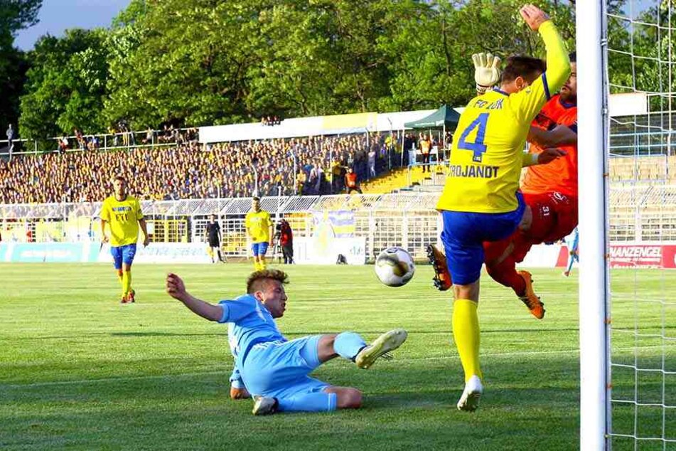 Tom Baumgart beim Sachsenpokalfinale in Aktion. Hier blocken die Leipziger Marcel Trojandt und Torhüter Benjamin Kirsten in höchster Not den Torschuss des Chemnitzers ab.