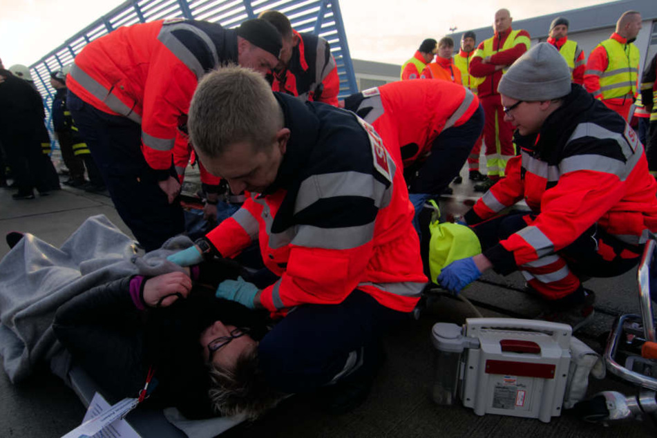 Die Schnelle Einsatzgruppe (SEG) behandelt und versorgt die Verletzten.