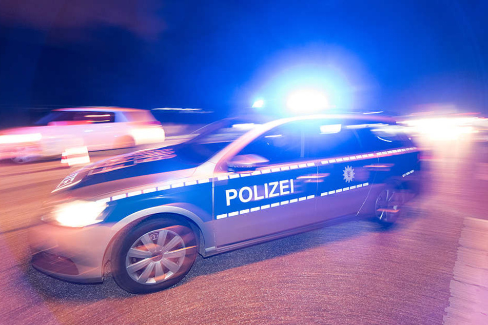Die Polizei evakuiert aktuell das Gelände der Schule. (Symbolbild)