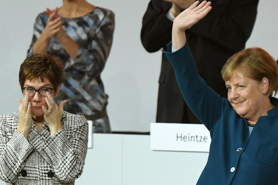 Wird AKK (li.) Bundeskanzlerin Angela Merkel beerben, die nach 18 Jahren den Parteivorsitz abgab?