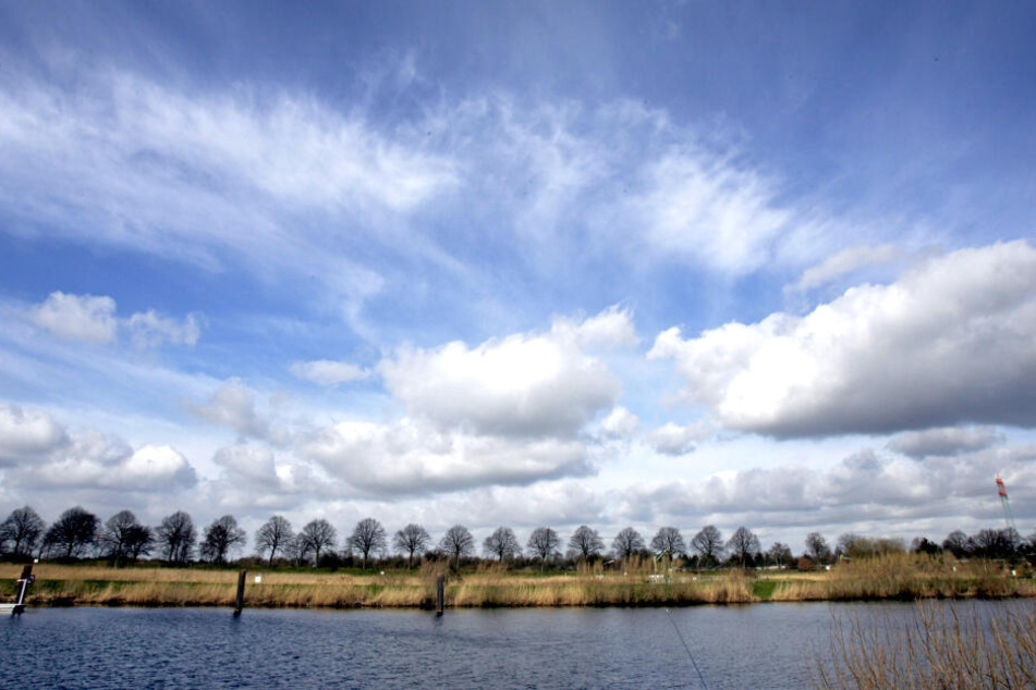 Weiße Wolken ziehen am Sonnabend in Hamburg-Bergedorf über die Dove-Elbe.