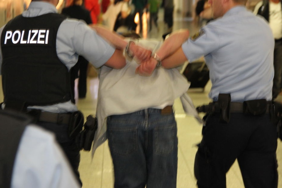Die Polizei schnappte den 28-Jährigen noch am Bahnsteig (Symbolbild).