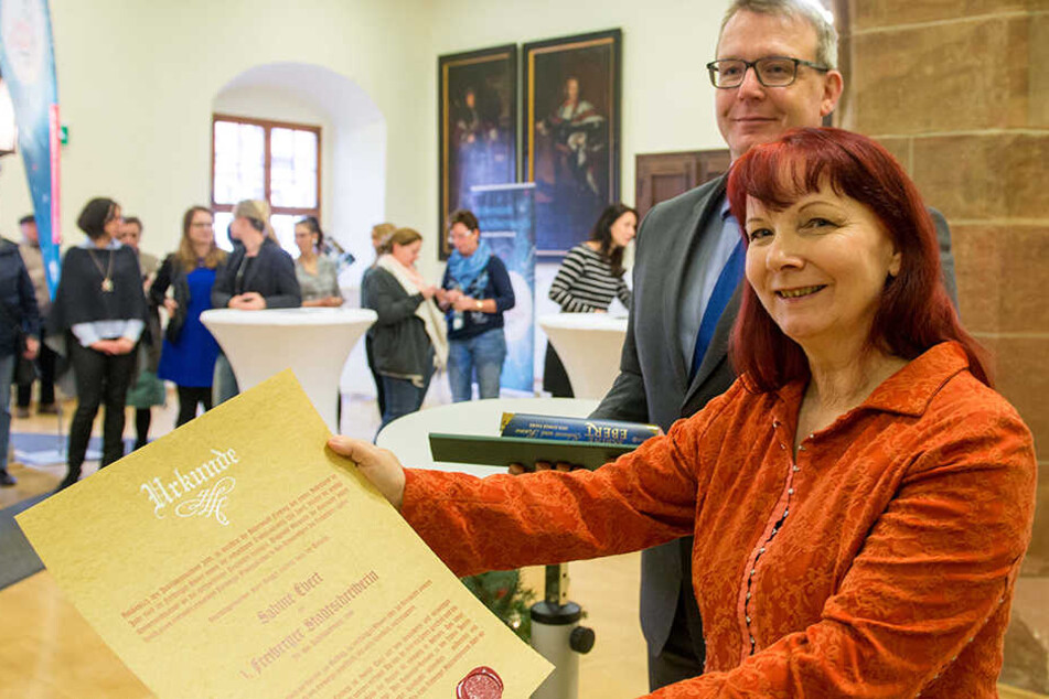 Autorin Sabine Ebert (59) zeigt stolz ihre Bestellungsurkunde als erste Stadtschreiberin von Freiberg.