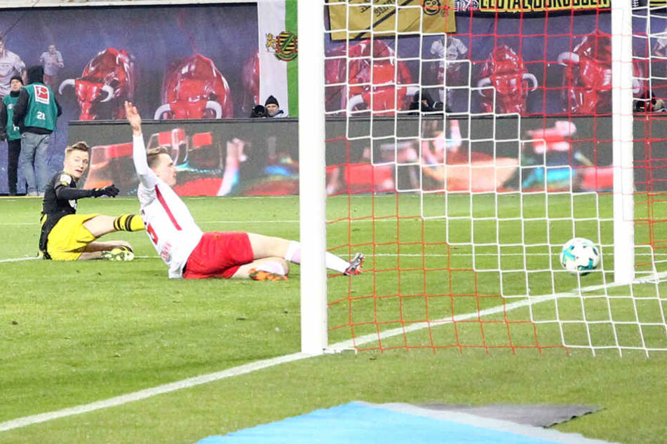 Noch in der ersten Halbzeit konnte Marco Reus (l.) ausgleichen. Er umkurvte Keeper Peter Gulacsi, Lukas Klostermanns (r.) Rettungstat misslang.