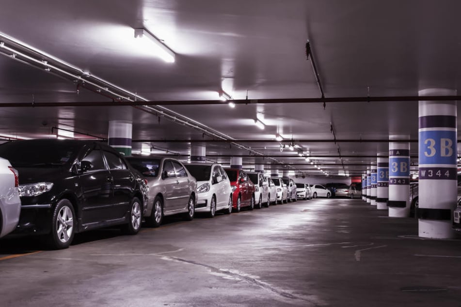Der 19-Jährige lag wohl mehrere Stunden schwer verletzt in dem Parkhaus, seine Wertsachen lag verstreut umher (Symbolbild).