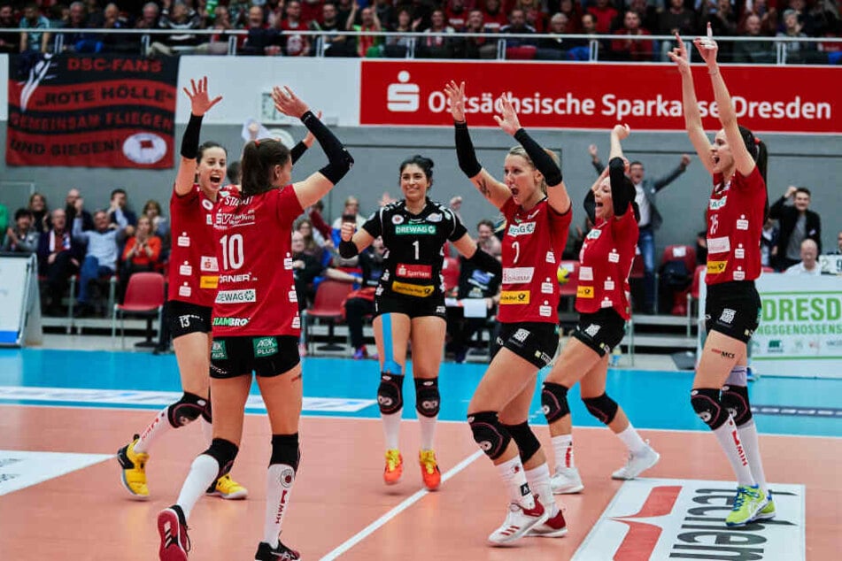 Freude bei den Spielerinnen vom Dresdner SC.