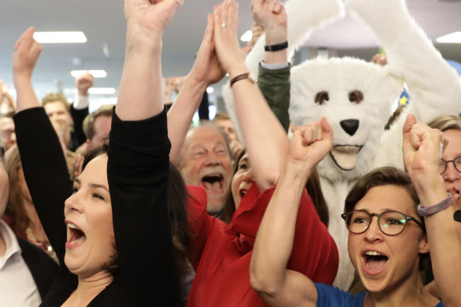 Mitten im Getümmel feiert ein Eisbär das historische Ergebnis der Grünen.