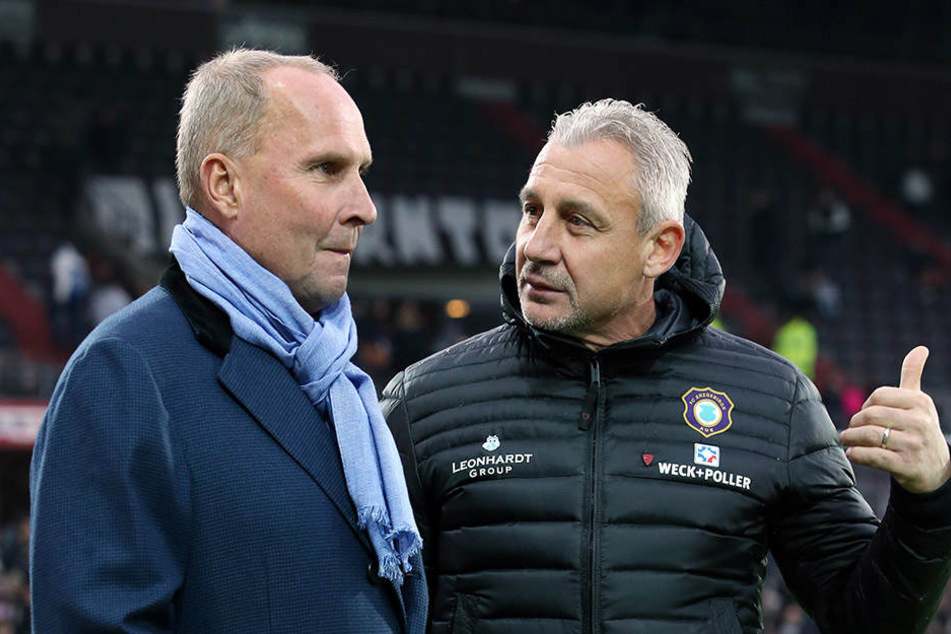Der Blick verbissen und stur geradeaus: FCE-Präsident Helge Leonardt (l.) hört zu, was Trainer Pavel Dotchev ihm zu sagen hat.