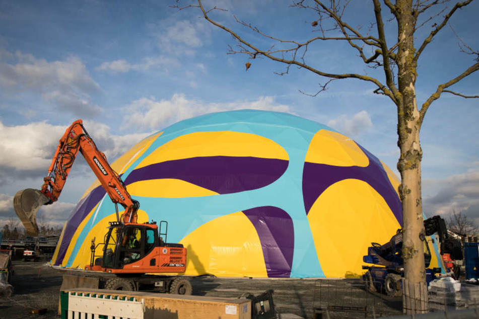 Auf dem Gelände von Merck laufen die Vorbereitungen für das Jubiläum.