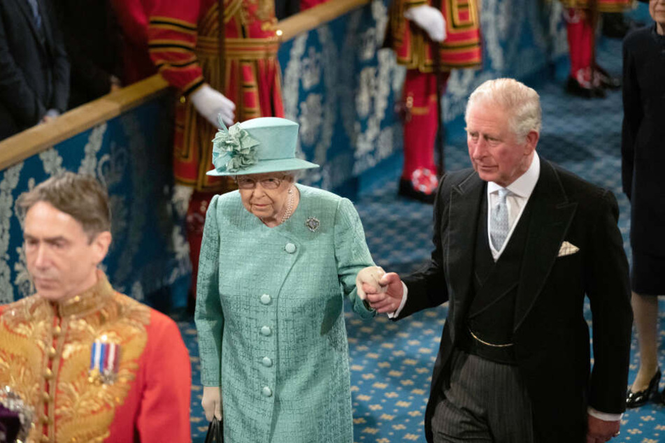 Queen Elizabeth an der Seite ihres Sohnes Charles geht am 19. Dezember durch die Königliche Gallerie vor der feierlichen Wiedereröffnung des britischen Parlaments.