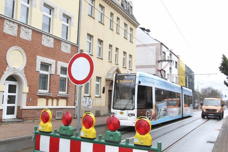 Die Reusaer Straße wurde gesperrt und der Straßenbahnverkehr in dem Bereich teilweise eingestellt.
