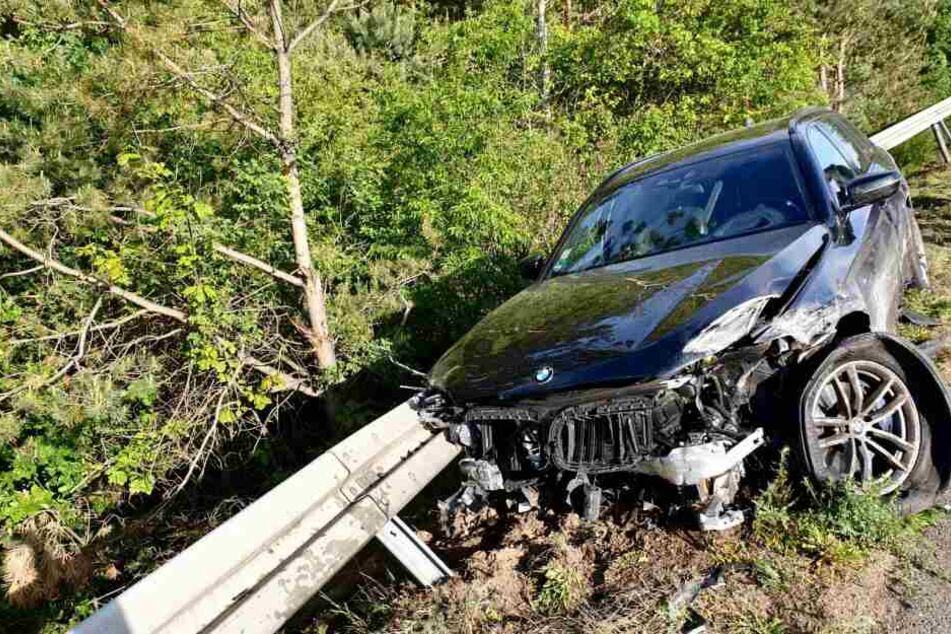 Der BMW des Unfallverursachers verkeilte sich in der Leitplanke.