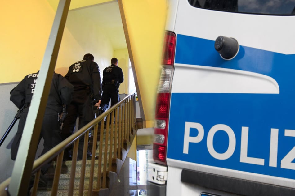 Bei der Durchsuchung fand die Polizei nicht nur Waffen (Symbolfoto).