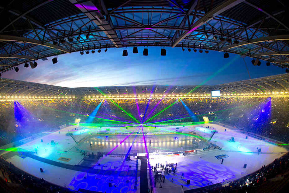 Blick ins ausverkaufte Harbig-Stadion beim ersten Winterderby am 9. Januar 2016
