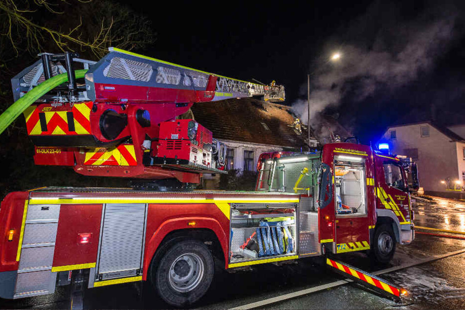 Mit einem Leiterwagen hat die Feuerwehr versucht den Brand im Dach zu löschen.