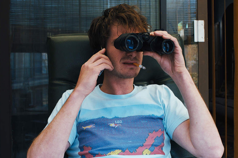 Sam (Andrew Garfield) beim Ausspannen seiner Nachbarinnen.