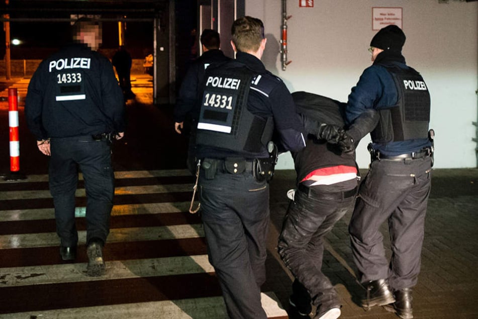 Der 17-Jährige wurde von der Polizei festgenommen. (Symbolbild)
