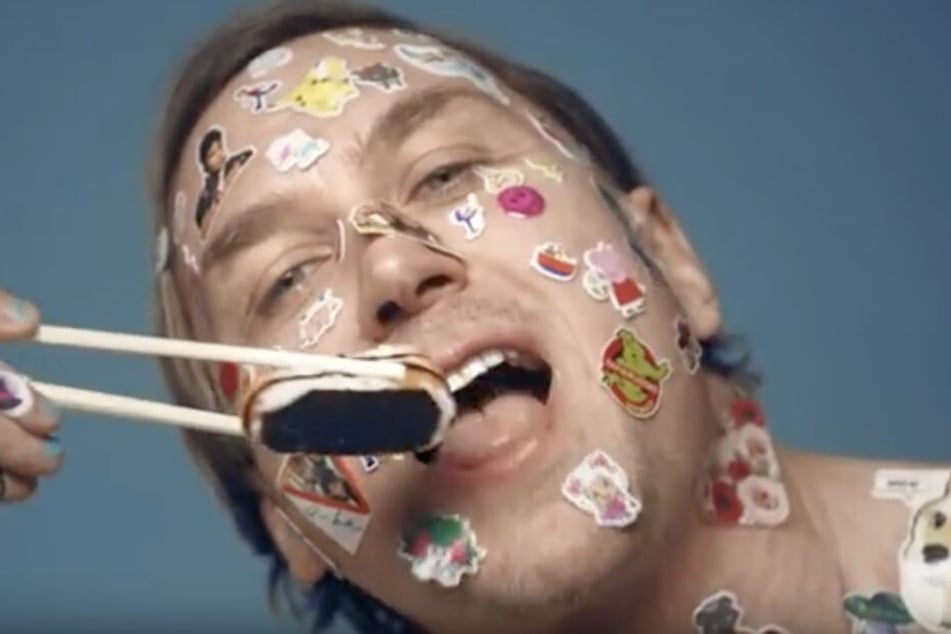 So hinreißend präsentiert sich Lars Eidinger im neuen Deichkind-Video zum Track "Richtig gutes Zeug".