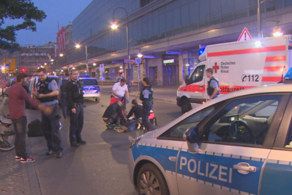 Polizei und Rettungskräfte an der Unglücksstelle am Hermannplatz in Berlin-Neukölln.