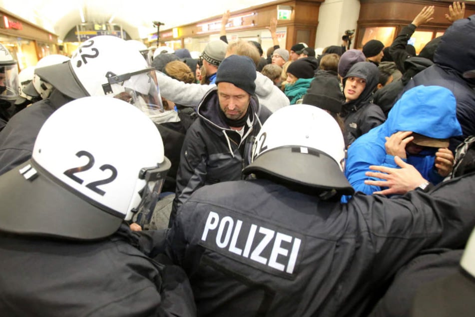 Die Polizei wird die Demonstranten mit einem Großaufgebot in Schach halten. (Symbolbild)