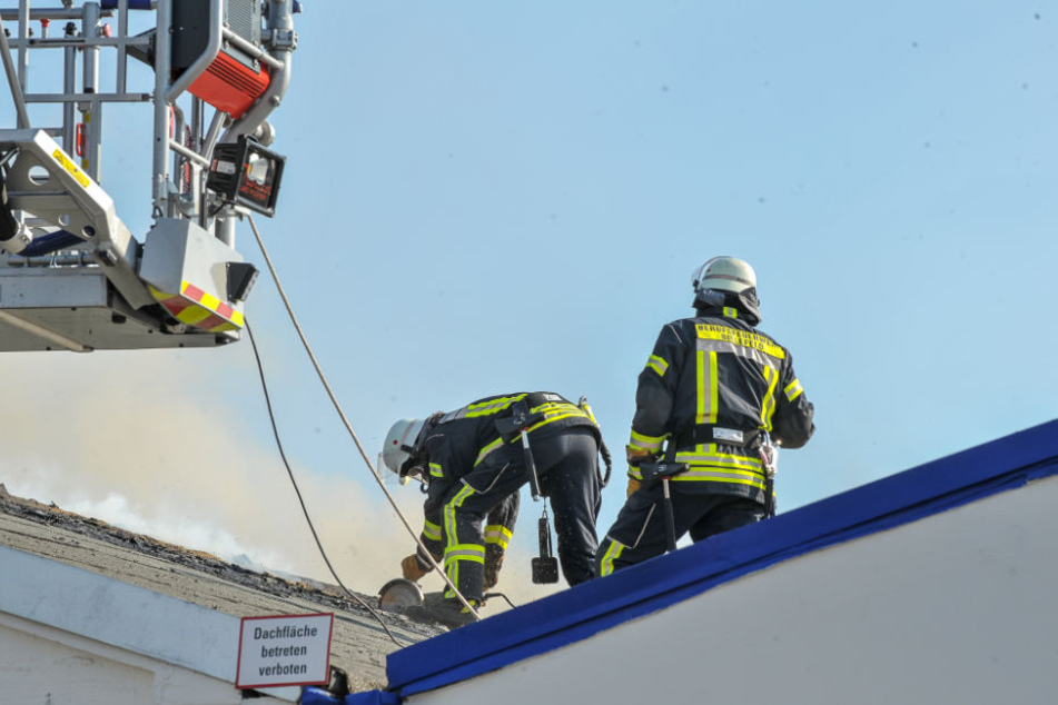 Der Brandherd wird im Dachstuhl der Halle vermutet.