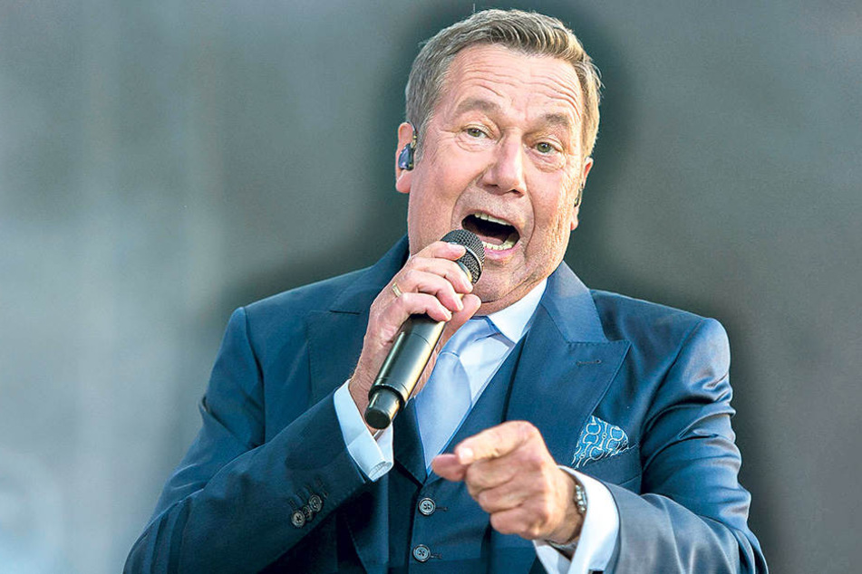 Anzug, Mikro, Knopf im Ohr: Roland Kaiser bei der Kaisermania 2015.