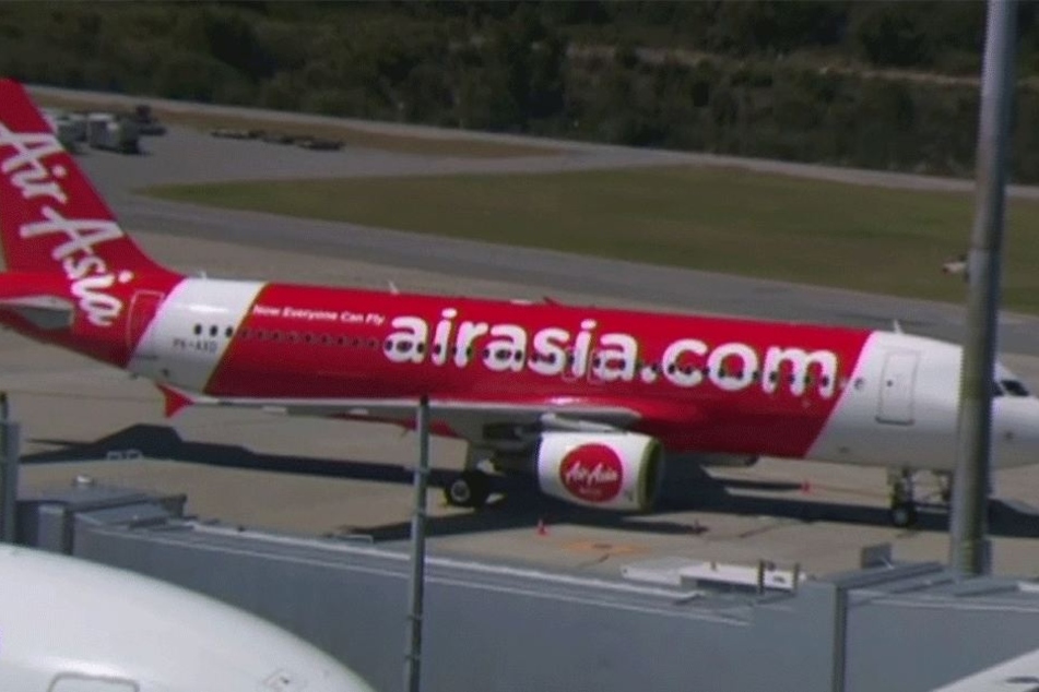 Das Standbild aus einem Video zeigt ein Flugzeug der malaysischen Fluggesellschaft AirAsia am Sonntag am Flughafen in Perth (Australien).