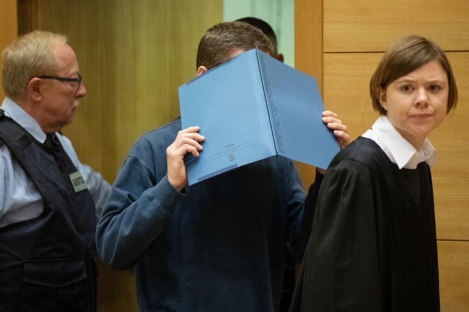 Der Angeklagte steht wegen versuchten Mordes in drei Fällen vor dem Bielefelder Landgericht.