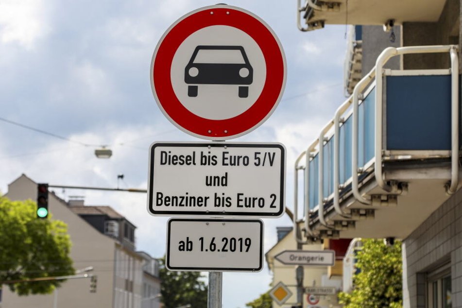 Die schlechten Luftwerte könnten in NRW Fahrverbote zur Folge haben (Symbolbild).
