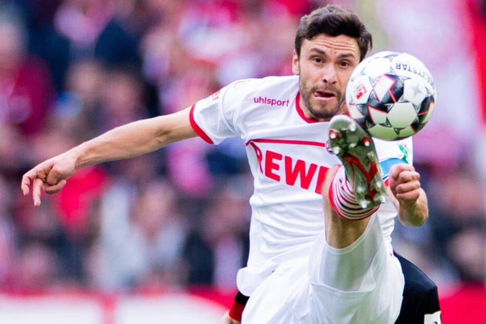 Kölns Jonas Hector (29) rückt gegen den FC Schalke 04 ins Mittelfeld.