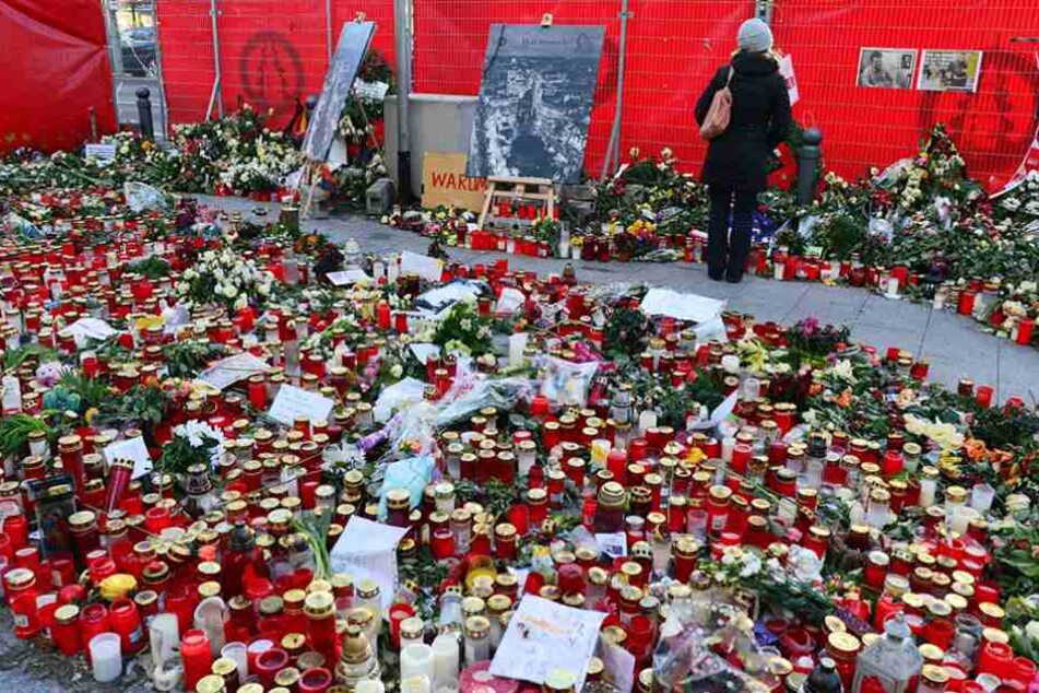 Blumen und Kerzen erinnern an den Terroranschlag auf dem Breitscheidplatz in Berlin.