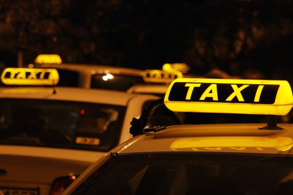 In Leipzig ist eine Taxifahrerin von einem Fahrgast gebissen worden. (Symbolbild)