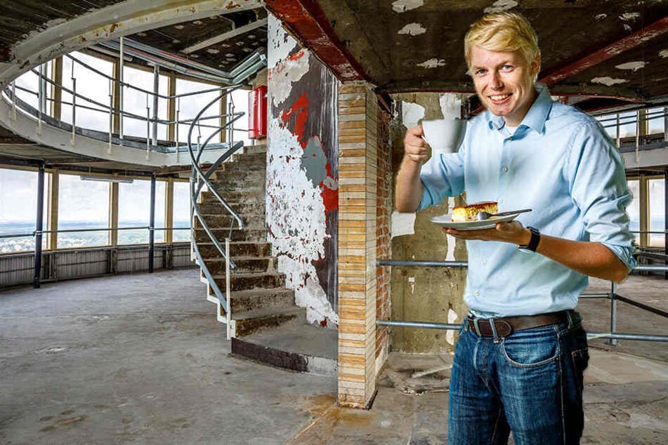 Bislang nur eine Fotomontage: TAG24-Redakteur Dominik Brüggemann lässt sich
Eierschecke und Kaffee im Fernsehturm-Restaurant schmecken.